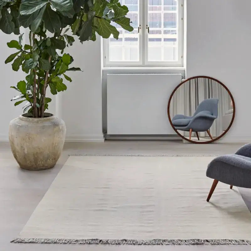 Tapis blanc-beige clair Escape Kelim Chalk avec franges dans la pièce