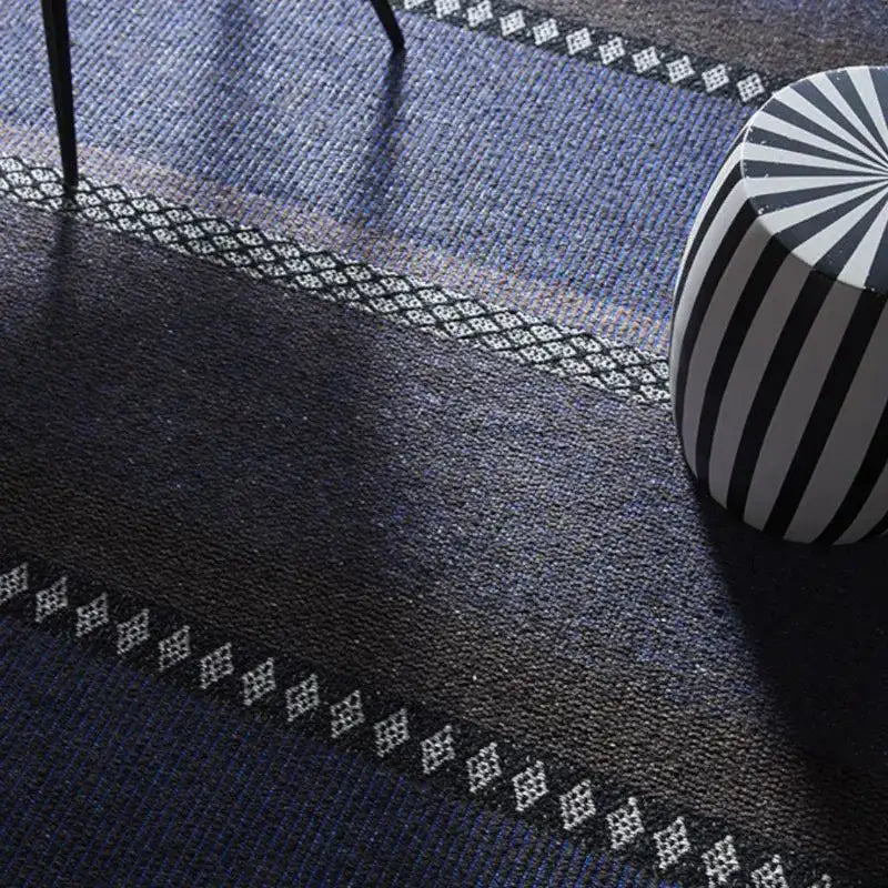 Forest Kobalt Teppich in blau schwarz und grau mit Streifen und Muster